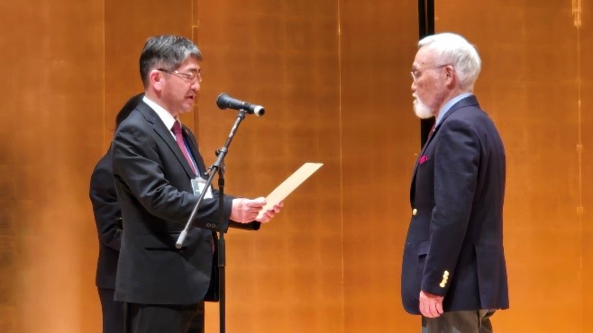 一人ずつ委嘱状を渡す様子