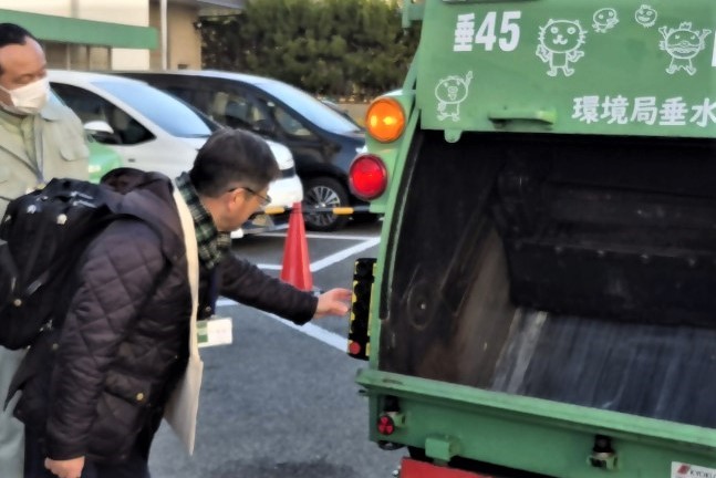 パッカー車のボタン操作体験