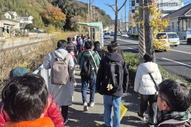 谷川会長と区長が歩く様子