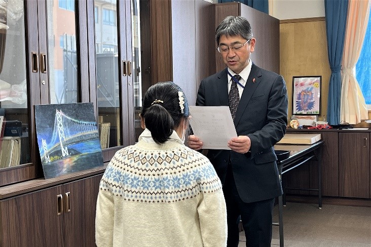 賞状を授与する様子