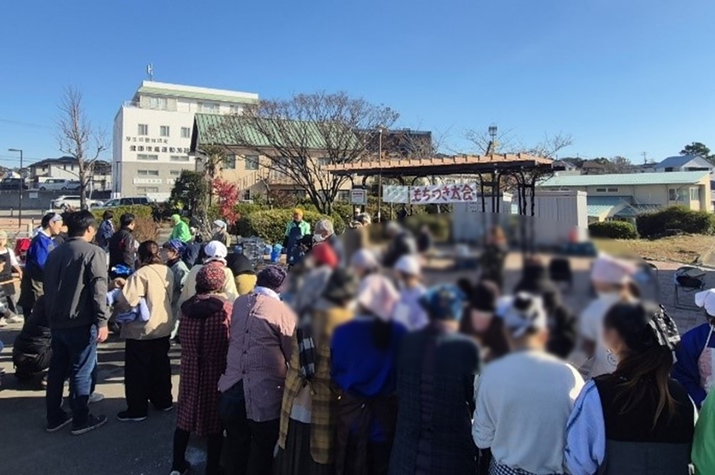 広場に集まる参加者