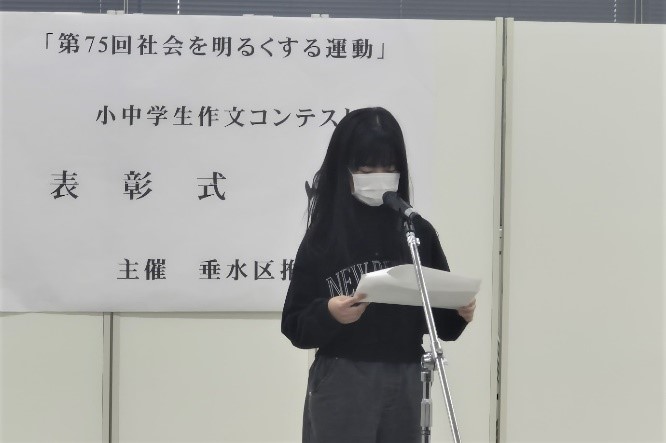 中津さんが朗読する様子