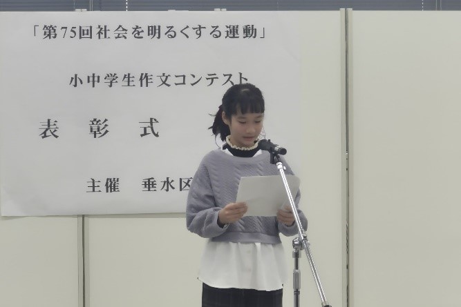 河村さんが朗読する様子