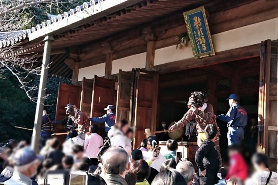 頭を撫でられる参拝客たち