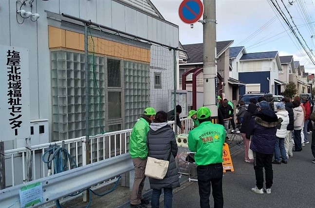 会場前に人が並ぶ様子