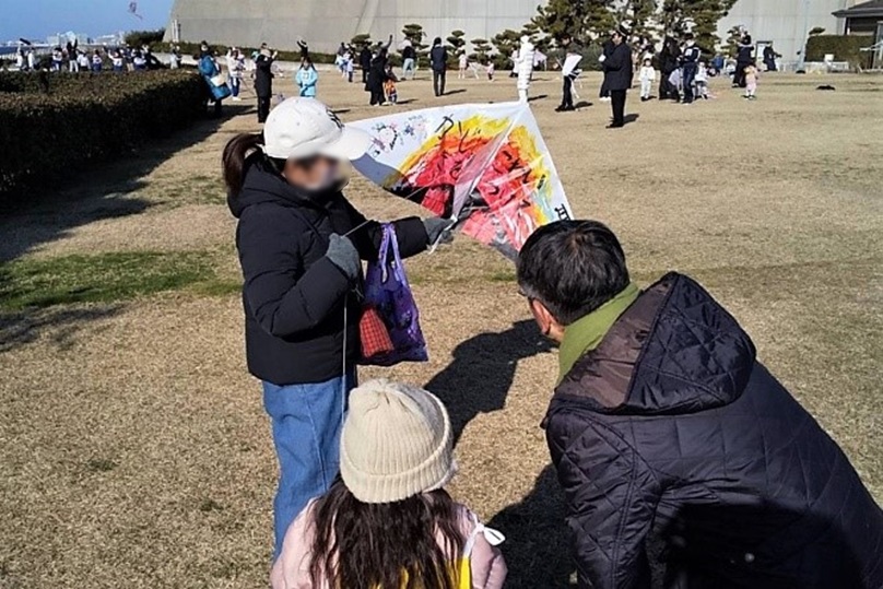 区長へたこを紹介する様子3