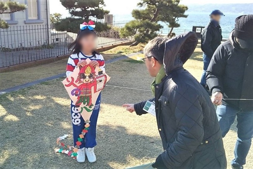 区長へたこを紹介する様子4