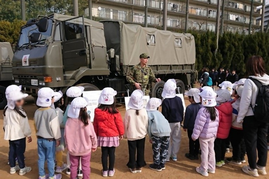 園児が自衛官の話を聞く様子