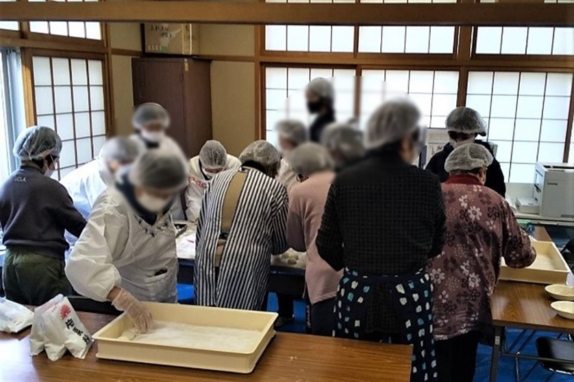 もちを丸める皆さん