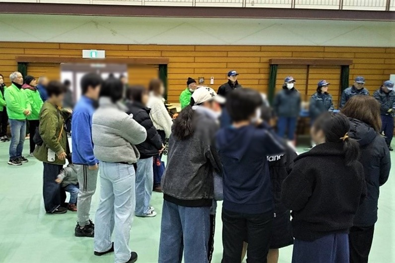 体育館に集まる様子