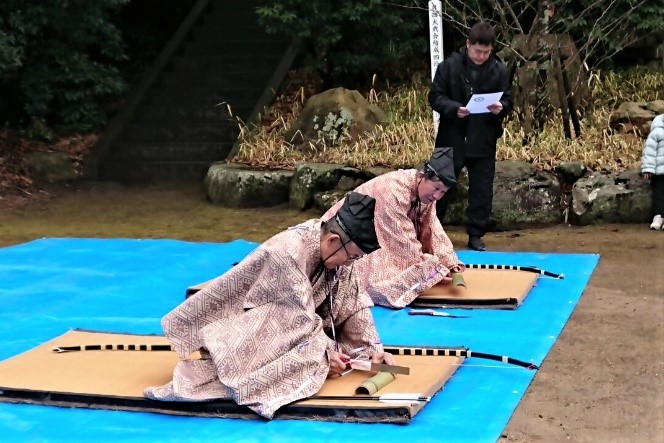 竹を鎌で刻む様子