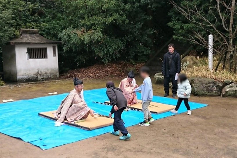 矢を拾って返す子ども達