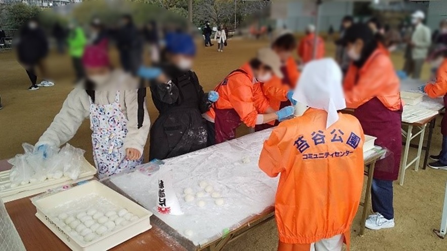 ボランティアの生徒が餅を丸める様子