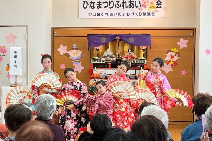 日本舞踊を披露する子ども達1