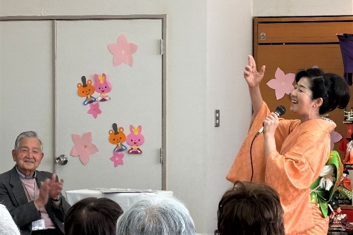 美穂さんが歌う様子1