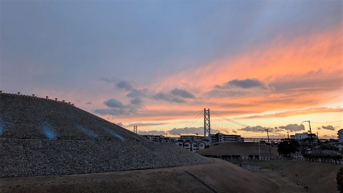 夕焼け空とライトアップされた古墳