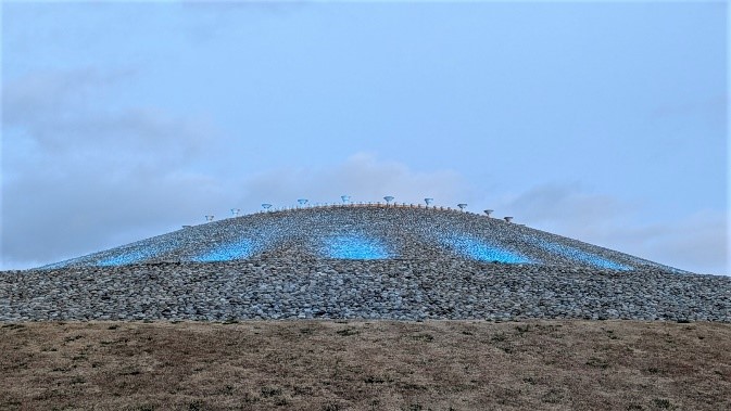 ライトアップされ始めの古墳