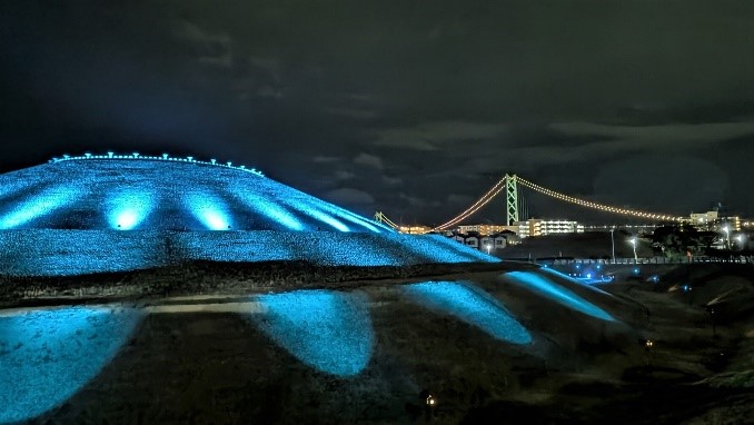 日没後の古墳と明石海峡大橋
