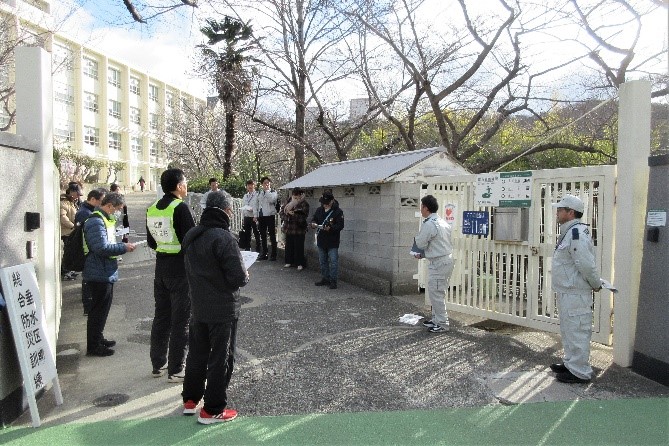 塩屋小学校入口