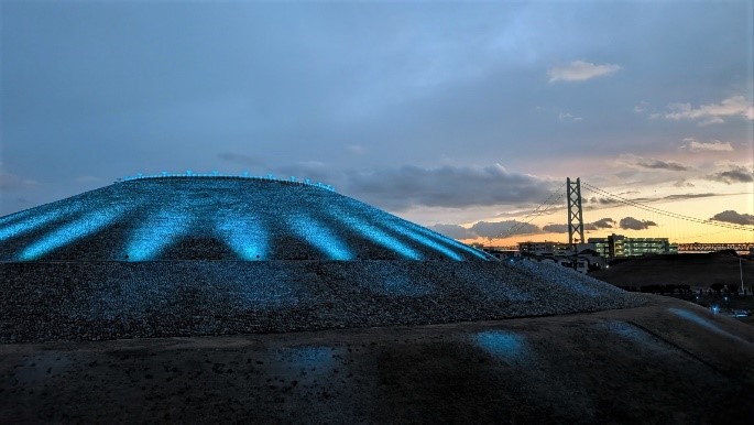 夕陽と古墳のコントラスト