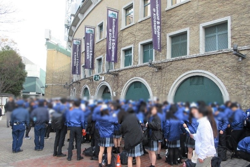 応援団の待機列2