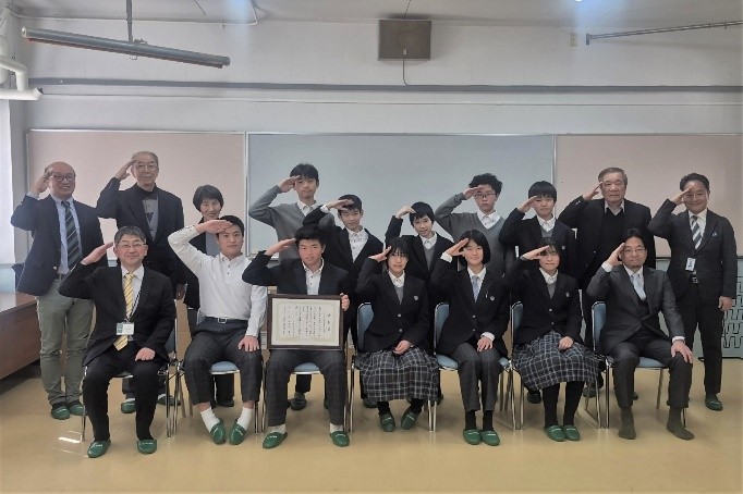 チームと地域の方との集合写真