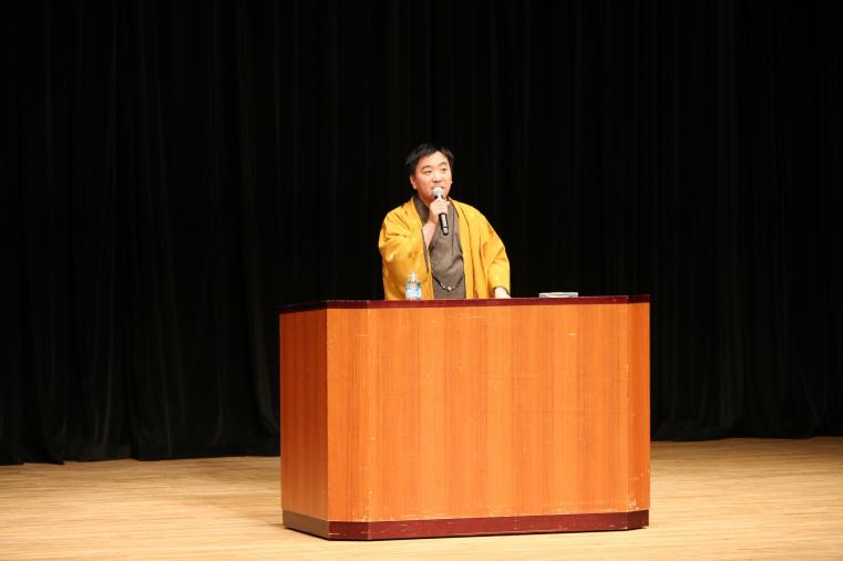 月亭八光さん講演の様子（第18回防災を考える区民のつどい）