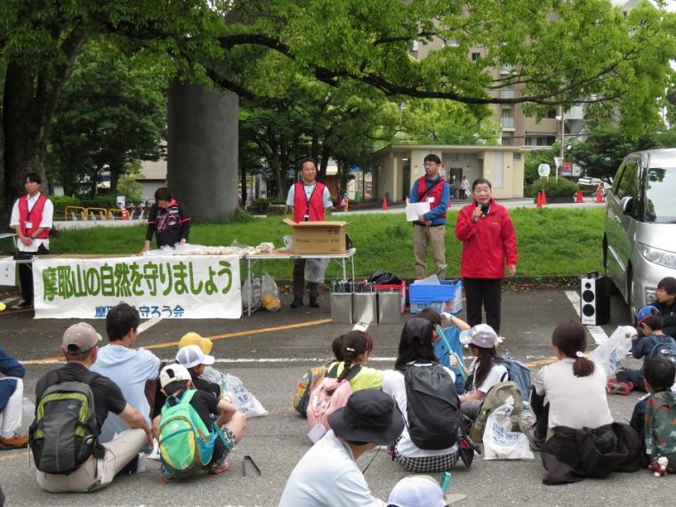 会長挨拶の様子（摩耶山クリーンハイキング）
