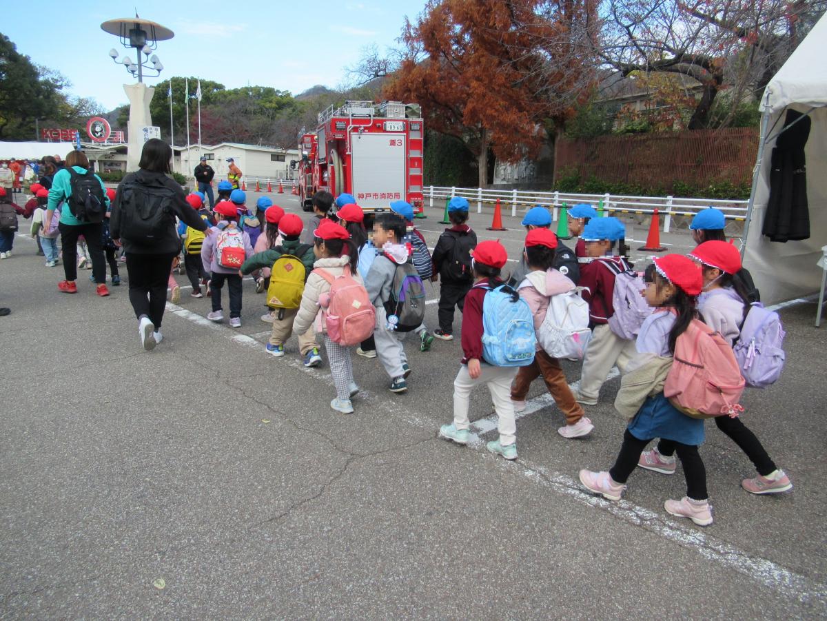 餅つきに向かう子ども達