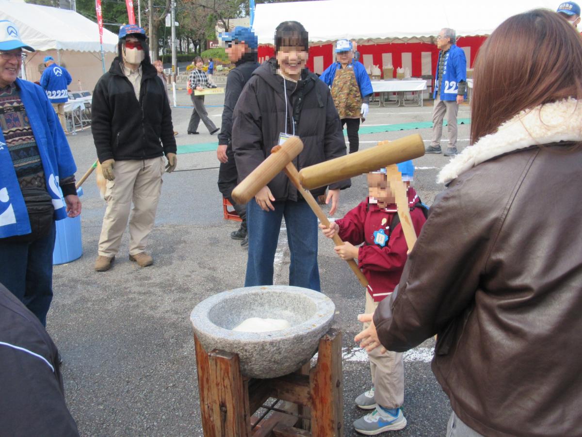 餅つきをする子ども