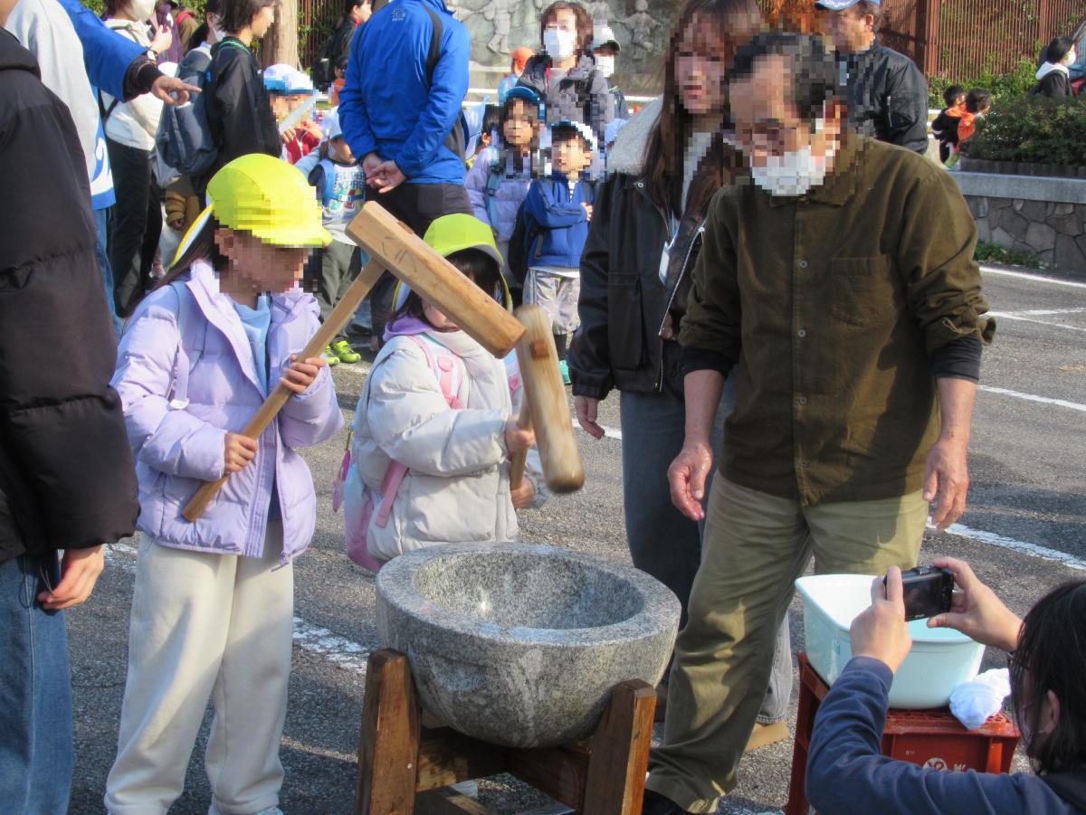 餅つきをする子ども