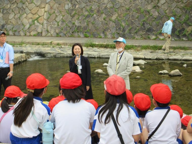 区長挨拶の様子（鮎の稚魚の放流）