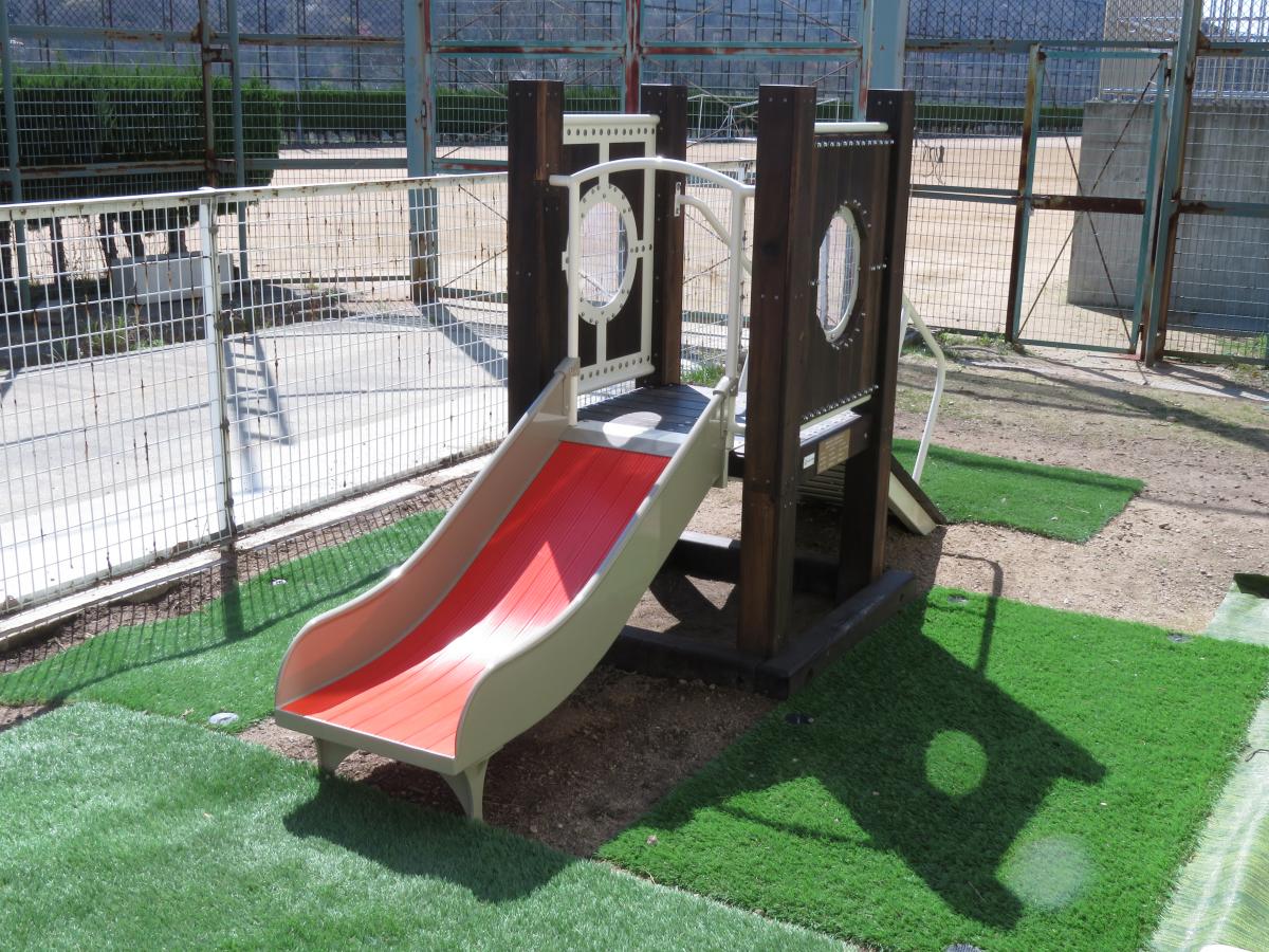 小部児童館の複合遊具写真