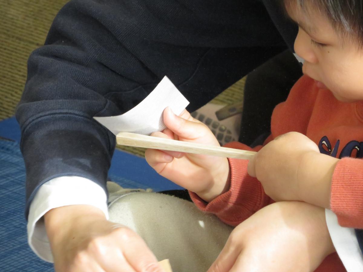 お箸を磨いている様子