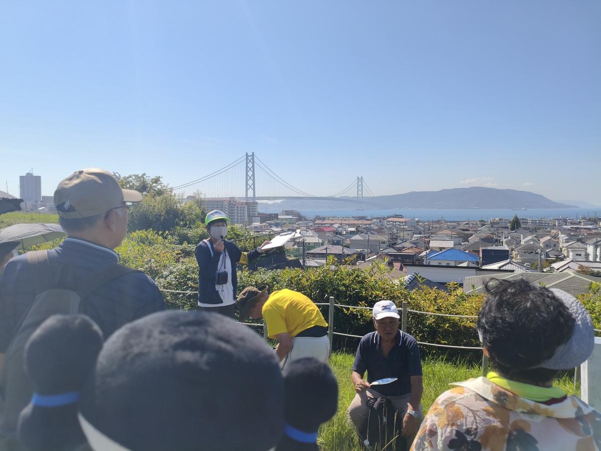 ガイドの様子(海沿い)