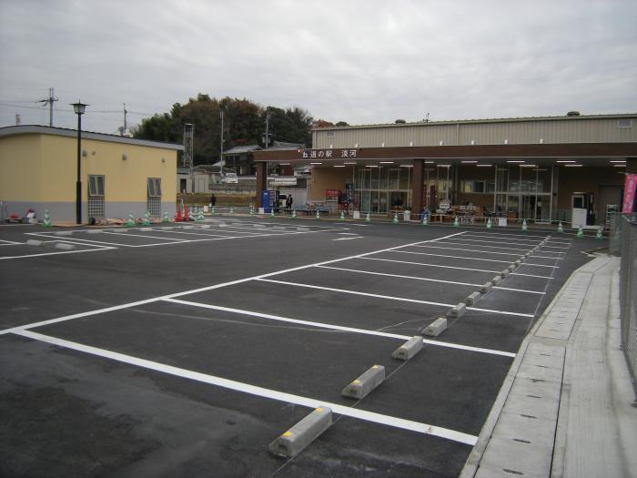 道の駅淡河駐車場の写真、対面で約10台の駐車スペースがある