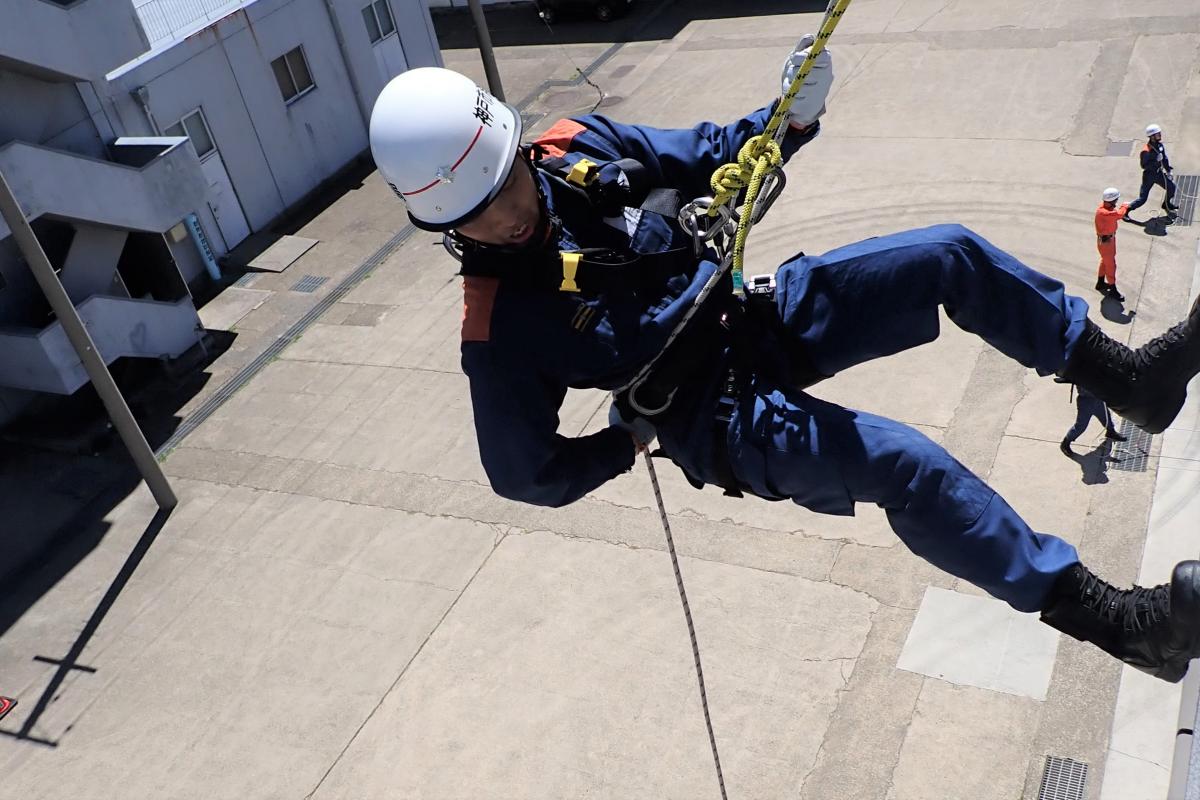 救助隊員による救助訓練