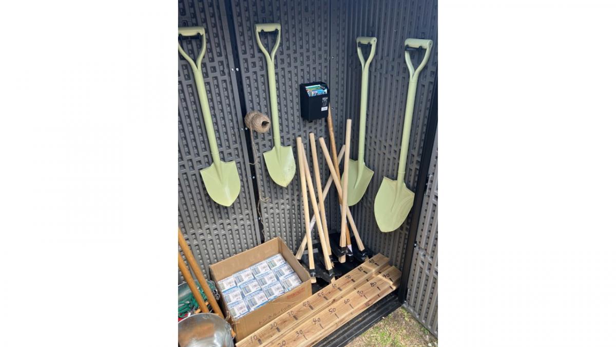 農具の写真（シャベル等）