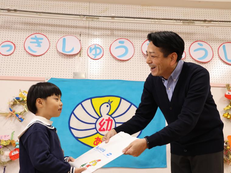 オリジナルお絵描き帳の贈呈