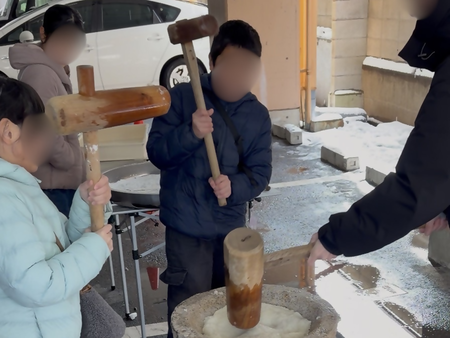 28_子ども食堂での餅つき