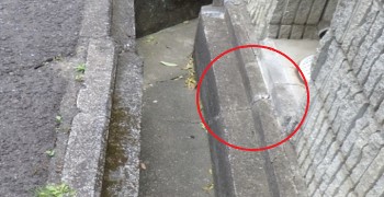 側溝の軽微なひび割れの写真