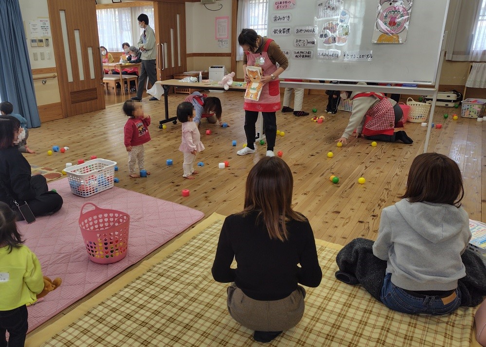 子どもたちに絵本の読み聞かせをしている様子