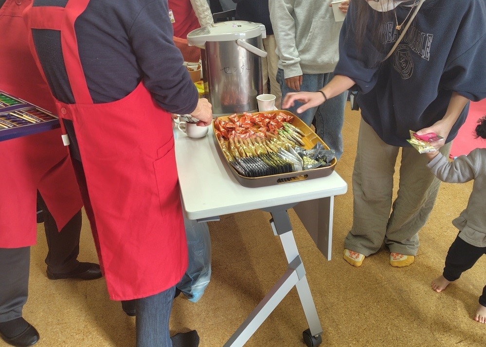 お菓子を配っている様子
