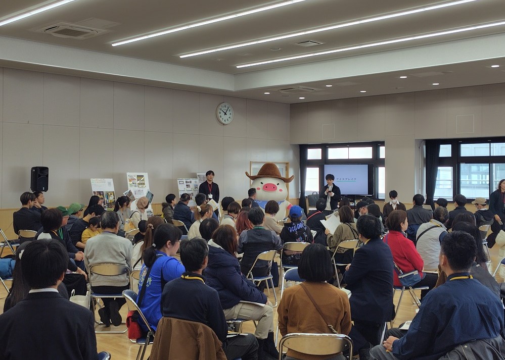 ウエストンとアイスブレイクゲームをしている様子