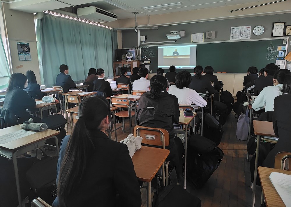 ビデオ教材を視聴している様子