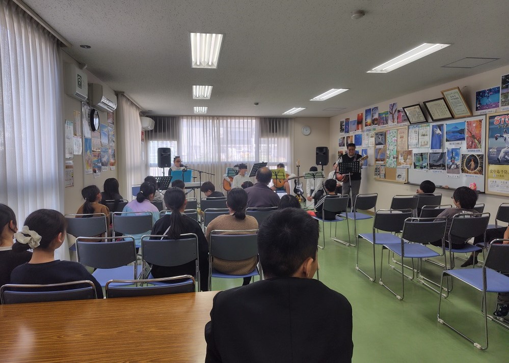 神出っ子隊の歌と楽器の演奏