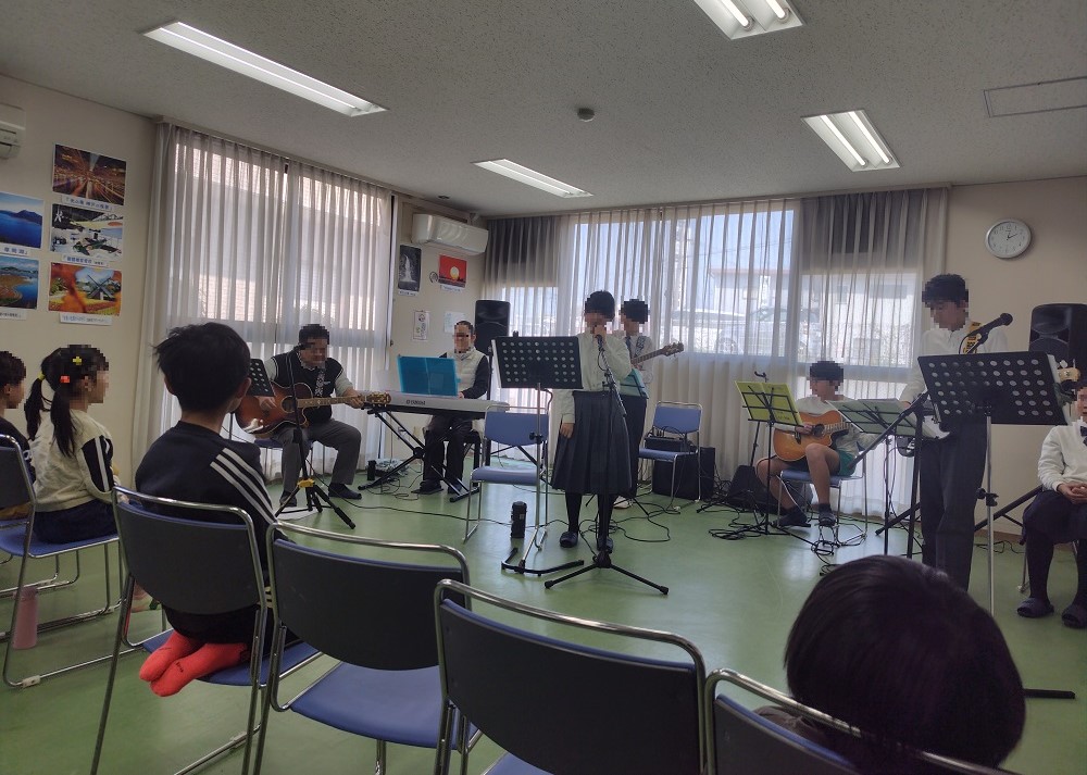 神出っ子隊の歌と楽器の演奏