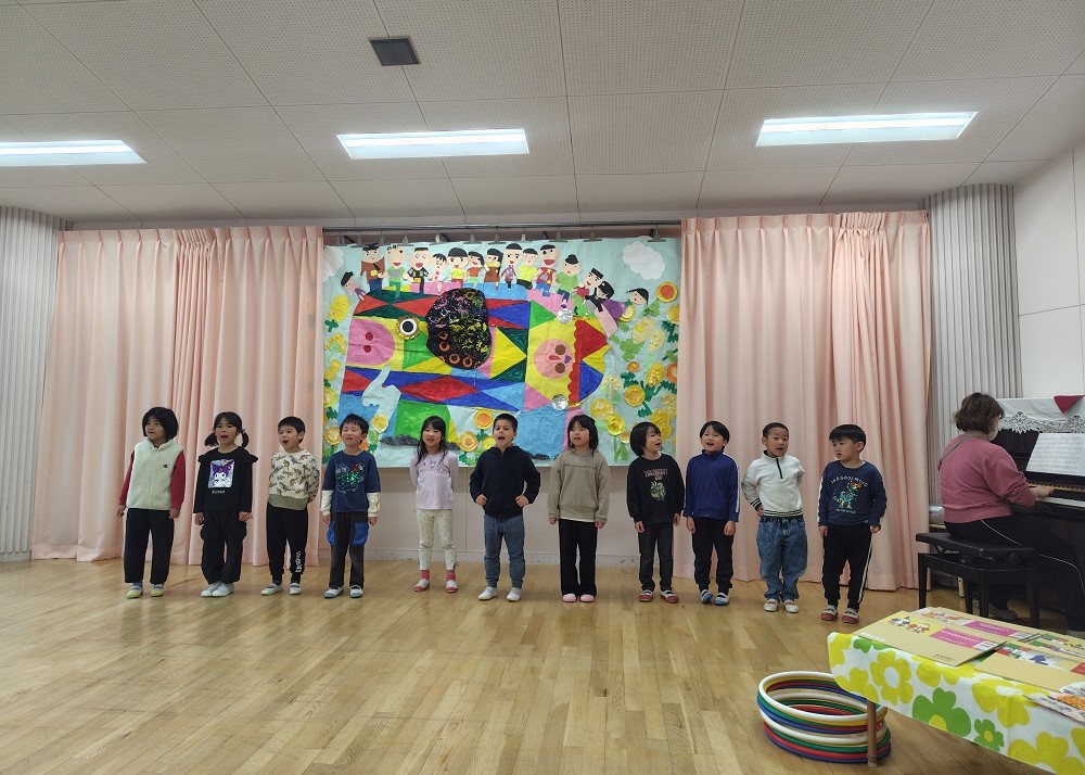 こどもたちが歌を歌っている様子