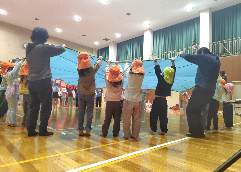 パラバルーンで遊ぶ子どもたち