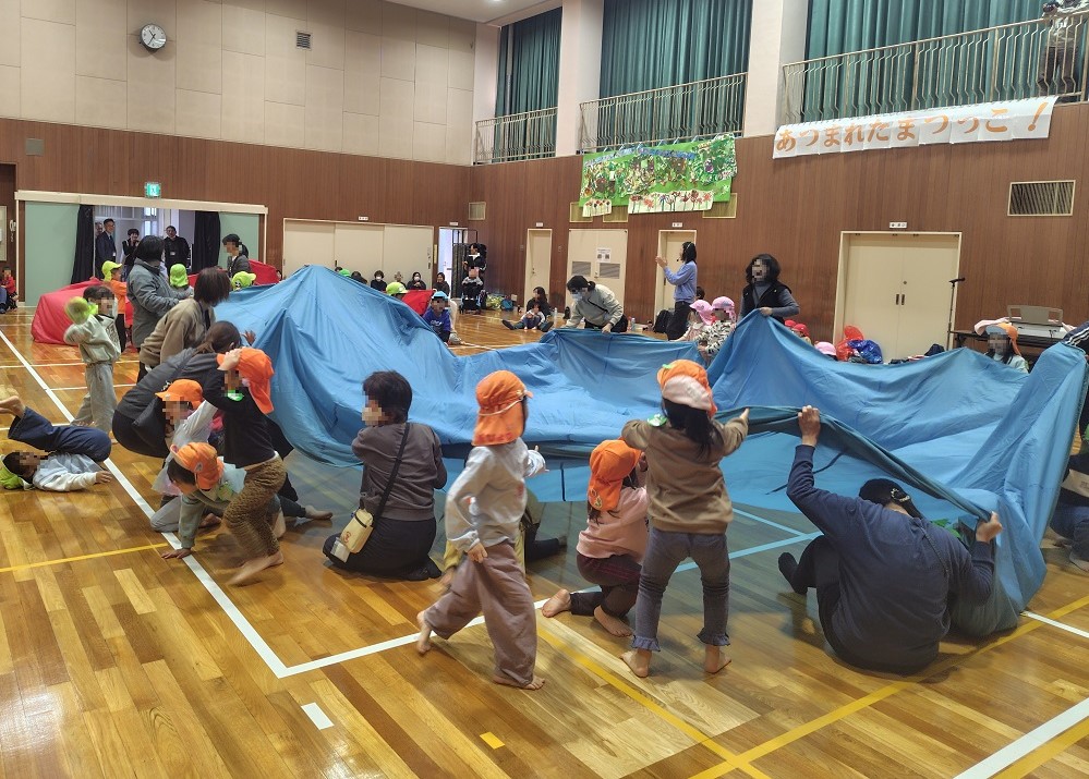 パラバルーンで遊ぶ子どもたち